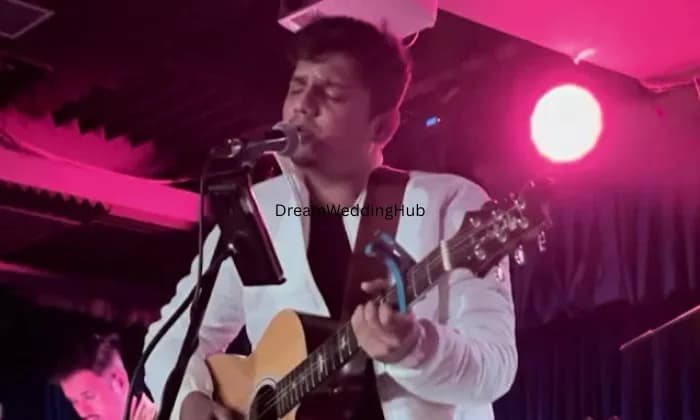 Live unplugged singer